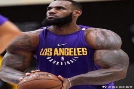 詹姆斯的肌肉状态即便到了40多岁依旧能打，线条和力量感丝毫不输巅峰期。