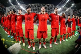 中国足球队全新'铁三角'为国出征。
