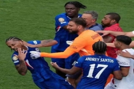 世俱杯决赛上演激烈对决，切尔西3-0击败巴黎圣日耳曼夺冠，而这场比赛的尾声却因冲突引发热议。