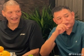 男篮名宿聚会!巴特尔巩晓彬山东把酒言欢,岁月痕迹引感慨。