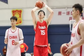 中国男篮即将在欧洲热身赛中迎战荷兰队，这场比赛备受关注——既是新人王俊杰的国家队首秀，也是主帅郭士强明确表态“拒绝输球”的关键一战，央视频将对赛事进行直播。