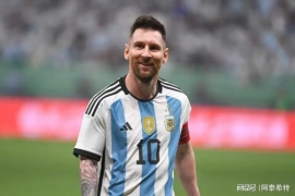 梅西缺席阿根廷世界杯预选大赛，因左腿内收肌损伤。
