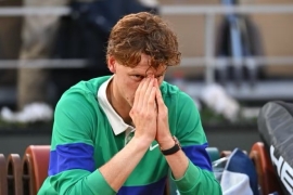 法网决赛惊天逆转！辛纳痛失冠军，23岁世界第一泪洒赛场。