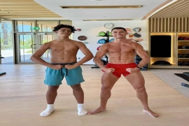 父亲节C罗晒父子合照引热议：迷你罗身高超老爸，脚趾涂指甲油成焦点。