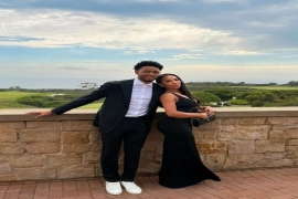  安芬尼-西蒙斯女友带娃现身绿军主场观战，颜值引关注。