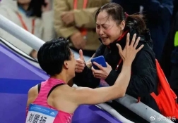 12秒81爆冷夺冠！无教练、不被看好的刘景扬，凭什么赢了吴艳妮？