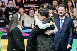  破茧成蝶！吴宜泽10-6擒希金斯夺生涯首冠，落泪拥亲书写中国斯诺克新篇.