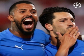 10万人的奇迹!欧冠黑马狂奔:89分钟绝杀+连过3关 全队狂欢。