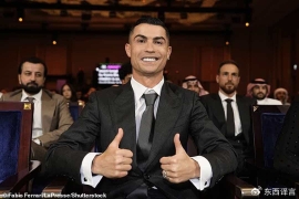 40岁C罗携未婚妻领奖，挤眼调情甜度拉满，乔治娜满身钻石贵气逼人.