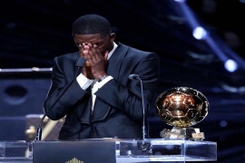 巴萨罪人”到金球得主:登贝莱28岁泣谢梅西,6年蛰伏终成足坛之巅.