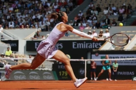 法网八强战郑钦文不敌萨巴伦卡：剖析与顶尖选手的差距所在。