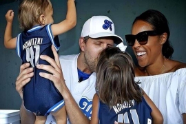 德克·诺维茨基，这位NBA史上最传奇的国际球员之一，赛场内外皆显独特风骨。