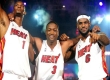 热火三巨头薪资对比：詹皇5.8亿断层领先，韦德牺牲成就传奇  谈及NBA最具话题性的组合，热火三巨头（詹姆斯、韦德、波什）绝对榜上有名。四人组（含教练斯波尔斯特拉）虽仅合作4年，却两夺总冠军、四进总决赛，书写了一段属于小球时代的传奇。而三人职业生涯的薪资差异，更折射出不同的选择与格局。  詹姆斯：5.84亿美元——球场与商业的双料王者  作为NBA现役“GOAT”级人物，詹姆斯22年职业生涯累计薪资达5.84亿美元，高居历史第一。除了4座总冠军、4次MVP等硬核荣誉，他的商业价值更是断层领先——与耐克的1