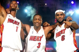 热火三巨头薪资对比：詹皇5.8亿断层领先，韦德牺牲成就传奇  谈及NBA最具话题性的组合，热火三巨头（詹姆斯、韦德、波什）绝对榜上有名。四人组（含教练斯波尔斯特拉）虽仅合作4年，却两夺总冠军、四进总决赛，书写了一段属于小球时代的传奇。而三人职业生涯的薪资差异，更折射出不同的选择与格局。  詹姆斯：5.84亿美元——球场与商业的双料王者  作为NBA现役“GOAT”级人物，詹姆斯22年职业生涯累计薪资达5.84亿美元，高居历史第一。除了4座总冠军、4次MVP等硬核荣誉，他的商业价值更是断层领先——与耐克的1