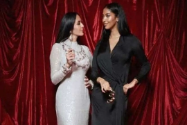 瓦妮莎与娜塔莉亚慈善晚宴同框，母女似姐妹引全场瞩目 。