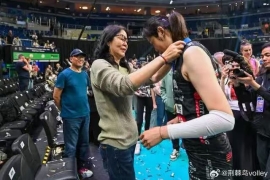 从北仑到伊斯坦布尔，朱婷与郎平续写排坛温情传奇。