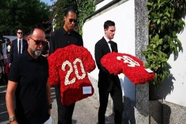 若塔葬礼举行，足坛共寄哀思，家人深陷悲恸。