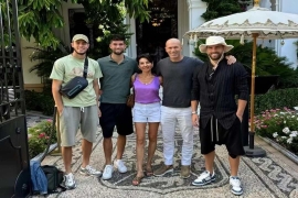 53岁齐达内近照:颜值身材在线,携娇妻享生活,告别皇马仍拥财富自由。