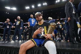 库里60小时狂赚3500万!场外商业帝国力压赛场,成NBA首位场外收入破亿球员。