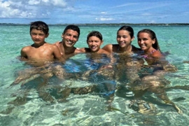 38岁的足坛传奇苏亚雷斯，如今依旧活跃在赛场，家庭生活也幸福美满。