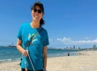 郎平美国惬意养老：海边遛狗无人识，65岁状态绝佳引热议。