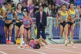 梁小静右肩锁骨断裂今早手术，康复需3至6个月。