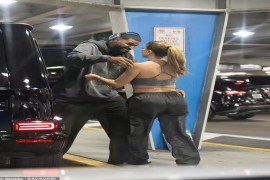 50岁皮蓬前妻拉尔萨新恋情曝光！与小19岁球星停车场亲密互动。