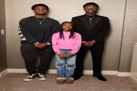 父爱满满！詹姆斯晒全家福为布莱斯庆毕业，称其"2025年舞会王子"。