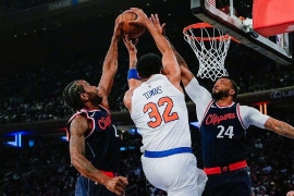 布伦森拒2.7亿顶薪引疑云,尼克斯薪资与队内矛盾成焦点。