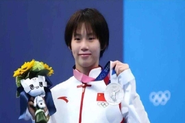 60岁的周继红返聘担任跳水队总教练后的首场国际大赛，在新加坡室内跳水馆拉开序幕。