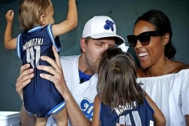 47岁诺维茨基：卸任独行侠高管，与黑人妻子幸福相伴，岁月痕迹尽显。