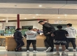 姚明现身上海买咖啡，他还是那么显目。