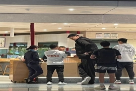 姚明现身上海买咖啡，他还是那么显目。