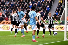 英超第26轮：曼城主城主场落败，利物浦双杀蓝月亮领跑积分榜。