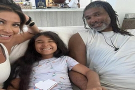 49岁邓肯迎生日！退役九载白发渐生，与美妻瓦妮莎共筑幸福家庭。