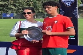  C罗未婚妻现身迷你罗夺冠赛场，红皮裙配爱马仕吸睛，与准婆婆关系冷淡引关注。