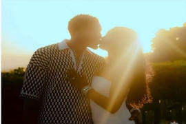 28岁的米切尔,生涯总薪水已突破2.9亿美元,赛场外新女友更是来头不小,堪称人生赢家。