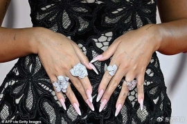 C罗未婚妻威尼斯红毯秀2100万婚戒,满手钻石引争议。