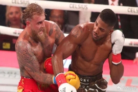  28岁网红拳王遭KO下巴碎裂 出院即晒私人飞机炫富摆枪引众怒。