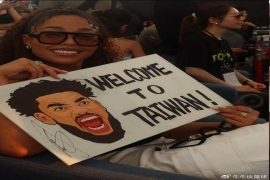  唐斯携女友中国台湾行，伍兹晒照秀恩爱，丰腴身材吸睛。