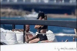 51岁维多利亚跨坐小贝腿上撒娇，丈夫专注看书引调侃 。