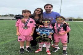 梅西38岁仍展巨星风采，携家人度假尽享天伦，3个儿子热衷踢球。