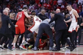 NBA赛事:热火队104-100险胜火箭,希罗27分6篮板9助攻。