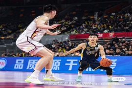 CBA焦点之战：浙江队战胜主场广东队，豪取八连胜。