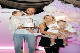 前网球世界第一梅德维德夫晒温馨全家福，美满家庭背后是辉煌与挑战交织的网球人生 近日，俄罗斯网球名将梅德韦杰夫。