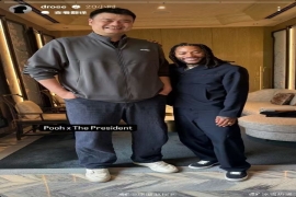 最萌身高差引热议！罗斯晒与姚明合影，回忆昔日赛场交锋。