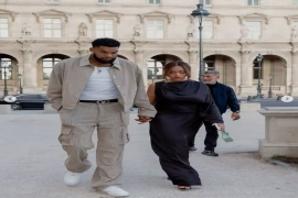 唐斯与女友约迪·伍兹的巴黎度假之旅甜度爆表。