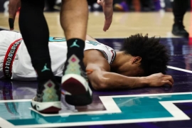揪心！担架紧急入场，NBA赛场现恐怖重伤，祈祷悲剧别上演。
