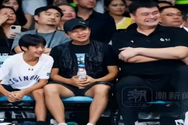  邓超孙俪同框为子助威！14岁等等U14赛场夺亚，身高近180引热议。