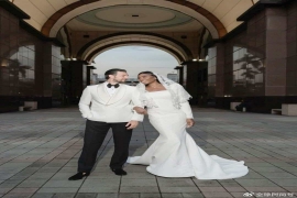  45岁大威廉姆斯新婚！婚纱造型惊艳显瘦，小8岁丈夫帅气温情。